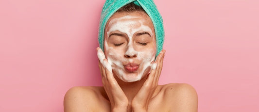 Perbedaan Low pH Cleanser dan Facial Wash Biasa, Jangan Salah Pilih!